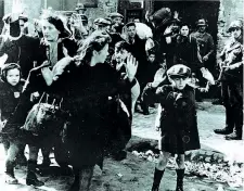  ??  ?? L’immagine più celebre del ghetto di Varsavia (1940-1943), dov’erano confinati gli ebrei della capitale polacca occupata dai nazisti