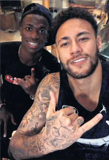  ??  ?? EN SU MANSIÓN DE RÍO DE JANEIRO. Neymar y Vinicius estuvieron juntos el pasado sábado.
