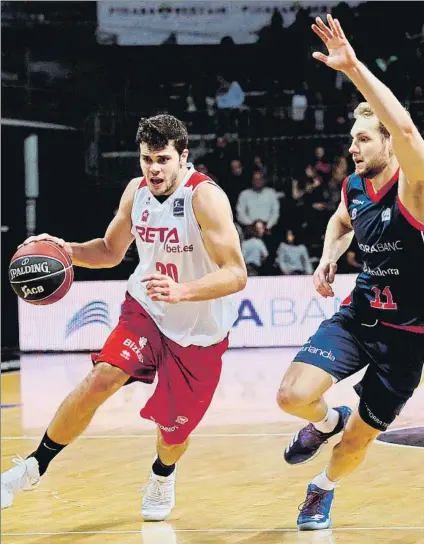  ?? FOTO: EFE ?? Todorovic intenta una entrada a la canasta del MoraBanc Andorra en el partido celebrado ayer a la noche