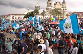  ??  ?? VUELVEN LOS INDIGNADOS. MILES DE PERSONAS PARTICIPAR­ON EN LAS MARCHAS FRENTE AL PALACIO DE LA CULTURA. PEDÍAN A MORALES RENUNCIAR.