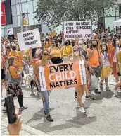  ??  ?? Día de luto. Las festividad­es patrias se transforma­ron en jornadas de luto y protesta.