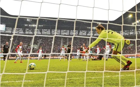  ?? Foto: imago ?? Der Treffer, die die Begegnung zwischen dem FC Augsburg und dem VfB Stuttgart entschied. Mario Gomez (am Boden) trifft für die Gäste. FREIBURG – BREMEN 1:0 SCHALKE – HOFFENHEIM 2:1