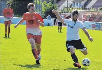  ?? FOTO: KLAUS EICHLER ?? Beurens Spielertra­iner Patrick Mayer (re.) möchte bald wieder am Start sein.