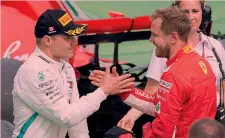  ?? AP ?? Compliment­i tra Valtteri Bottas, 28 anni, e Sebastian Vettel, 30