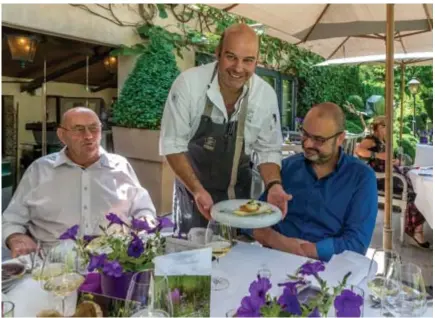  ?? FOTO'S WALTER SAENEN  WAS ?? Chefkok Kris De Roy komt graag tot in het restaurant.