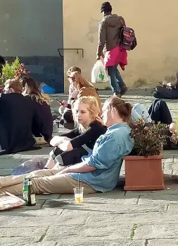  ??  ?? Stop al pic-nic Ore 16: sul sagrato di Santo Spirito turisti seduti a prendere il sole, sdraiati o appoggiati alle fioriere; altri a mangiare pizza o bere alcolici. Padre Pagano, il priore, è uscito dalla chiesa è ha fatto alzare chi stava bivaccando. Forse in un prossimo futuro non ce ne sarà più bisogno del suo