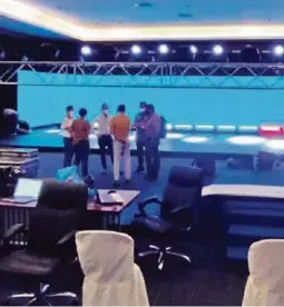  ??  ?? kAyer continuaro­n las instalacio­nes de los equipos en la UEES para el debate.