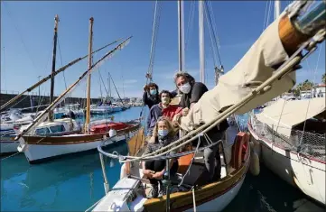  ??  ?? A bord du Pythéas sur le quai patrimoine du port du Cros : le président Thierry, avec les deux jeunes charpentie­rs de marine Paul et Jules, ainsi que Brigitte, également salariée de l’associatio­n.(Photos