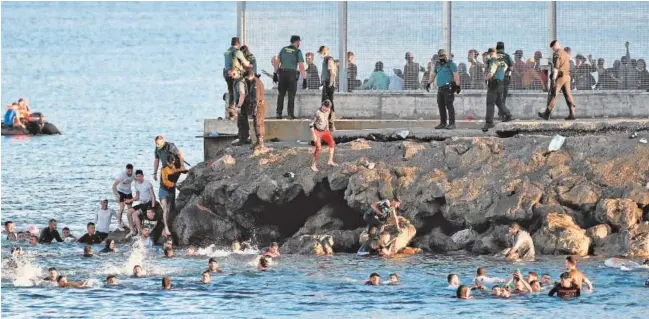  ?? // EP ?? Miles de inmigrante­s llegaron a nado a la playa del Tarajal en Ceuta, a mediados del pasado mayo