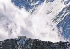  ??  ?? Die Mittellegi­hütte liegt in den Schweizer Alpen auf 3355 Meter Höhe. Wie viele andere Berggasthö­fe kämpft sie um ihr Überleben.