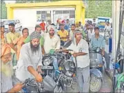  ?? GURPREET SINGH/HT ?? Residents of Naushara Dhalla village near the border queue up to refill fuel at a petrol pump before moving to safer locations.