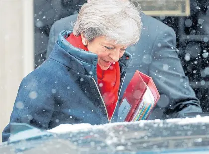  ?? AFP ?? Salida. La primera ministra Theresa May abandona, ayer, la residencia oficial rumbo al Parlamento.
