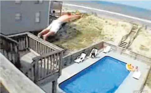  ?? // ABC ?? Un turista se lanza desde la terraza de su hotel a la piscina