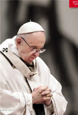  ??  ?? SANTO PADRE El Papa ofició la misa de Navidad en la Basílica de San Pedro en pleno juicio de Vatileaks II.