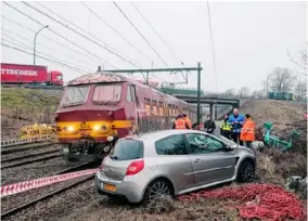  ?? FOTO BFM ?? Deze auto ging door de vangrail en belandde gevaarlijk dicht bij het spoor.