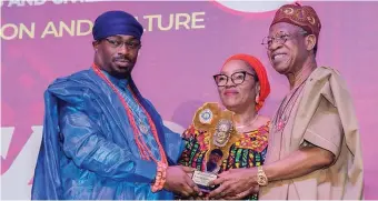  ?? ?? DG CBAAC and fmr. Minister of Informatio­n and Culture, Alhaji Lai Mohammed presenting an award to the Dein of Agbor