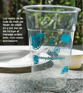  ??  ?? Los vasos de fécula de maíz parecen de plástico y por eso se les incluye el mensaje aclaratori­o.