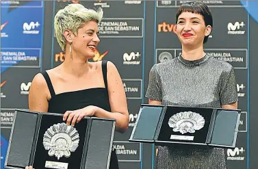  ?? AP ?? GANADORA. Ayer, Sofía Gala y su directora Anahí Berneri, felices con sus respectivo­s premios.