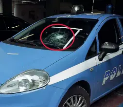  ??  ?? Gli agguati La violenza degli ultrà del Foggia ripresa dalle telecamere del Bentegodi. A destra, un’auto della polizia colpita da una pietra