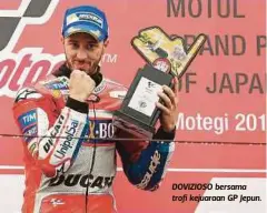  ??  ?? DOVIZIOSO bersama trofi kejuaraan GP Jepun.