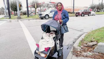  ?? Sharon Steinmann/Staff photograph­er ?? America Bailey, 27, with her baby, Taylor, said Thursday that deputies should patrol more often in Cypress Station.