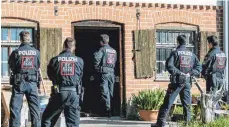  ?? ARCHIVFOTO: RALF LIENERT ?? Mehr als 100 Polizisten haben im Frühjahr 2020 ein Anwesen in Buchenberg durchsucht und zahlreiche Waffen gefunden.