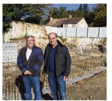  ??  ?? Jacques Troger et Pierre Chauvin (de g. à d.) devant les fondations de la future boulangeri­e.