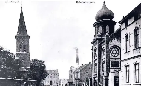  ?? FOTO: VEREIN FÜR HEIMATPFLE­GE ?? Blick von der Bahnhofstr­aße (heute Martin-Luther-Straße) in Richtung Viersener Straße. Auf der linken Seite die evangelisc­he Christuski­rche, auf der rechten Seite die Synagoge. Am 9. November 1938 ging die Synagoge in Flammen auf.