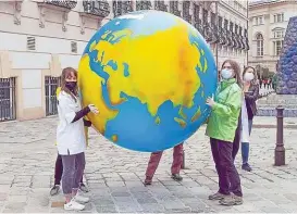  ??  ?? Fürs Klima geht die Jugend wieder demonstrie­ren: Die „Fridays For Future“-Bewegung kämpft jetzt maskiert weiter.