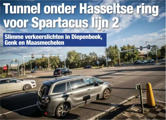  ?? FOTO SVEN DILLEN
FOTO RR ?? Op de Hasseltse ring, vlak aan het provincieh­uis, komt een tunnel van 18 miljoen euro. Deze affiche is racistisch, zegt Dalilla Hermans.