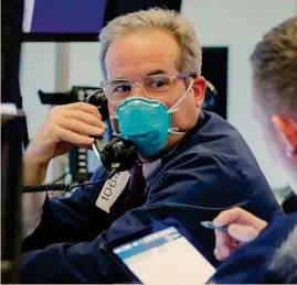  ??  ?? I dilemmi di Wall Street.
REUTERS
Galvanizza­ta da Fed e maxi stimolo di Trump, la Borsa Usa teme invece i contraccol­pi del virus