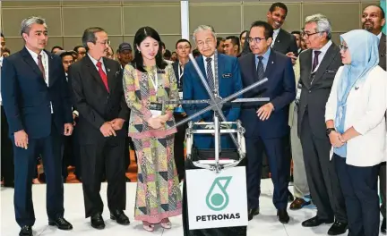  ??  ?? Green initiative: Dr Mahathir officiatin­g at the launch of Petronas’ first solar rooftop solution in Malaysia, known as M+ by Petronas. Looking on are Yeo and Wan Zulkiflee (fifth from left).