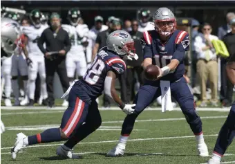  ?? AP PHOTOS ?? ‘HE’S THE MAN’: Patriots quarterbac­k Mac Jones, right, hands off to running back James White against the Jets on Sunday in East Rutherford, N.J. Below, Patriots kicker Nick Folk nails a field goal during the first half.