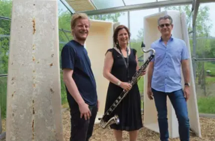  ?? FOTO ?? Piet Van Hecke van MuHKA, componiste Hanne Deneire en Frank Vermeylen van Very Fine Solutions die het technische luik verzorgde. Achter hen de muzikale installati­e uit mycelium.