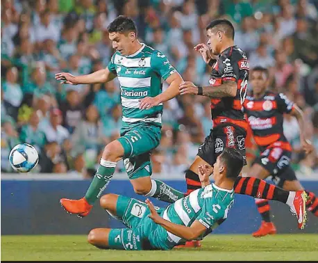  ?? OSCAR WONG ?? Falta de llegada y de creación de jugadas hundieron al equipo albiverde.