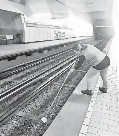  ?? ?? ▲ En 2023, el Sistema de Transporte Colectivo Metro registró la caída de 765 objetos a las vías, de los cuales 306 fueron teléfonos celulares. Foto La Jornada