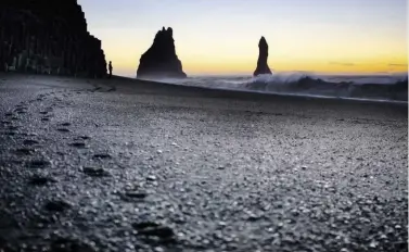  ??  ?? Sopra, tramonto sulla spiaggia di sabbia nera di Reynisfjar­a, a pochi chilometri da Vik.
Qui accanto, una foto privata di Johanna;
a sinistra, il Coocoo’s Nest di Reykjavík: ottimo per il brunch.
Sotto, un iceberg sulla spiaggia vulcanica di...