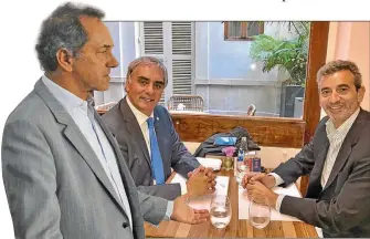  ??  ?? EN LA LUCHA. Scioli cayó en desgracia esta semana. Randazzo acumula fotos. Magario e Insaurrald­e no quieren ser candidatos, y evitan pegarse al grupo de Máximo.