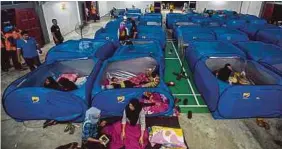  ??  ?? Sebahagian mangsa banjir berehat di dalam khemah yang disediakan oleh Jabatan Kebajikan Masyarakat (JKM) di Pusat Perpindaha­n banjir di Dewan Kampung Tok Muda, Kapar.