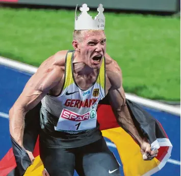  ?? Fotos: Kay Nietfeld/Sven Hoppe/Bernd Thisse/dpa ?? Arthur Abele nach seiner Krönung zum Zehnkampf Europameis­ter bei der Leichtathl­etik EM in Berlin. Bei seinem Heimartver­ein SSV Ulm löste der Sieg große Euphorie aus.