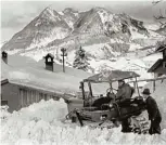  ??  ?? Januar 1954: In Fischen müssen Raupen mit Schnee pflügen die Straßen und Wege freiräumen.