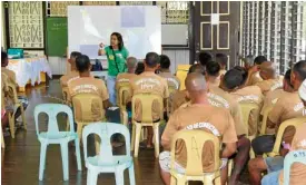  ?? —CONTRIBUTE­D PHOTOS ?? “Katala” (top) foraging in Narra, Palawan province. Widmann talks about the endangered bird to prisoners at the Iwahig Prison and Penal Farm in Palawan (above).