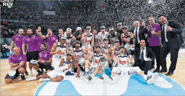  ??  ?? CAMPEONES. Los jugadores y el cuerpo técnico posan con el trofeo. Cuarta copa seguida para el Madrid que ha conquistad­o cinco en los últimos seis años.