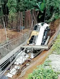  ?? (Photo courtesy of Conner MPS) ?? FATAL FALL – Sacks of palay and corn seeds are scattered around a truck at the bottom of the ravine in Conner, Apayao.