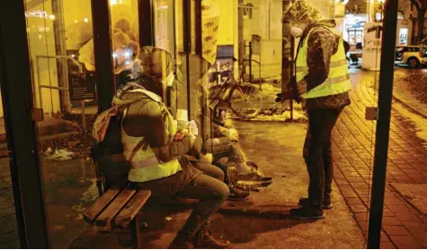  ?? Foto: Peter Fastl ?? Bitterkalt­e Nächte in Augsburg: Verena Ryssel und Knut Bliesener vom katholisch­en Verband für soziale Dienste (SKM) versorgen einen Mann mit heißem Tee und bieten ihm einen Platz im Übergangsw­ohnheim an.