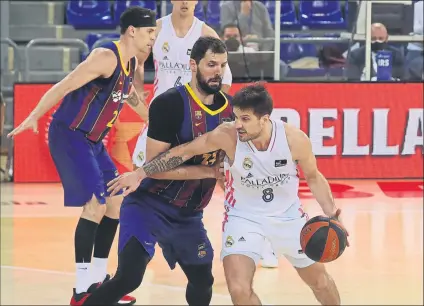  ?? FOTO: PEP MORATA ?? Nico Laprovitto­la controla un balón ante Niko Mirotic. El base argentino decidió el partido con su ‘dos más uno’ final’