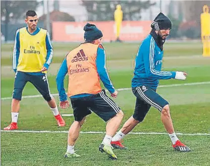  ?? FOTO: REAL MADRID ?? Benzema entrenó ayer con una protección en el dedo meñique. La misma con la que jugaría mañana ante el Sevilla