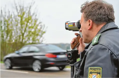  ?? Archivfoto: Karl Aumiller ?? Die Polizei nimmt Raser ins Visier: Zwischen Mittwoch, 6 Uhr, und Donnerstag, 6 Uhr, wird bayernweit vermehrt geblitzt. Die Inspektion­en geben die Standorte der Messta tionen aber vorher bekannt. Schließlic­h geht es nicht ums Geld, sondern um Sicherheit, erklärt die Dillinger Polizei.