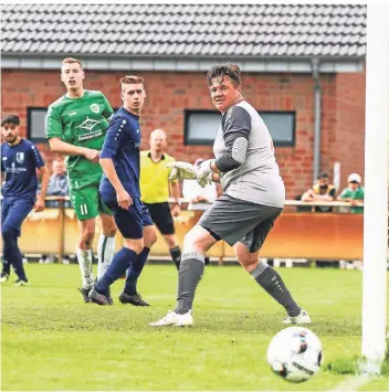  ?? FOTO: ERWIN POTTGIESSE­R ?? Der PSV Wesel II (grüne Trikots) feierte am Sonntagnac­hmittag seinen dritten Sieg in dieser Saison. Vier Tore erzielte der Tabellensi­ebte.