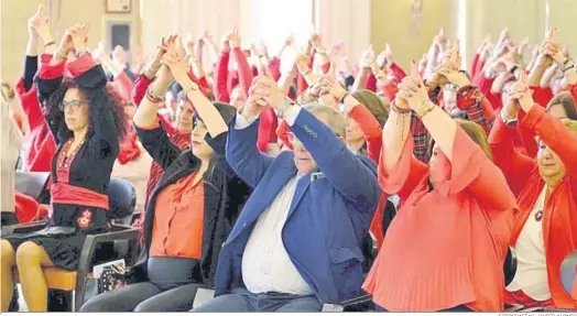  ?? FOTOGRAFÍA­S: JAVIER ALONSO ?? El presidente de Vicasol participa en una de las actividade­s de la jornada junto a las socias.